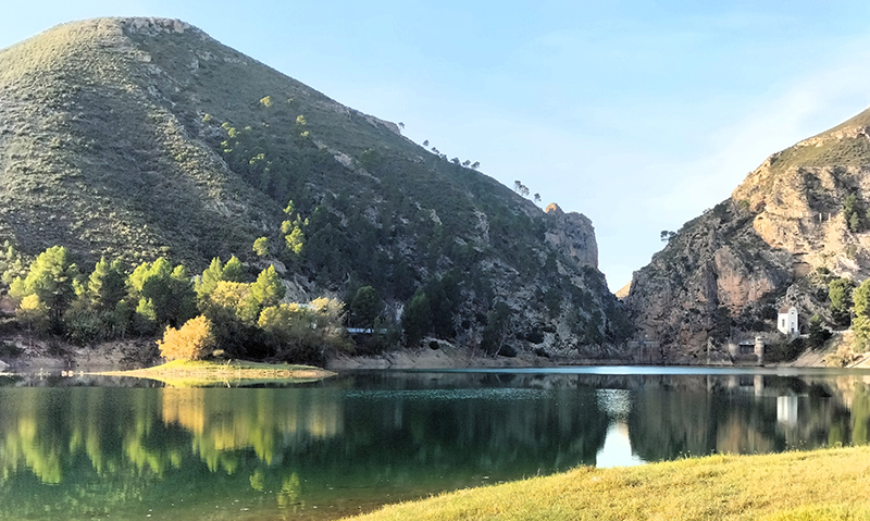 Vista del embalse en la cuenca del Segura con montañas y vegetación