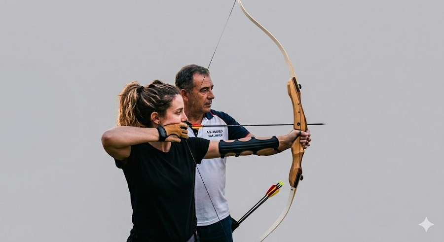 Instructor y estudiante practicando tiro con arco en San Javier