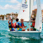 Grupo de jóvenes navegando en una competición de deporte escolar en San Javier