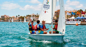 Grupo de jóvenes navegando en una competición de deporte escolar en San Javier