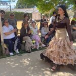Modelo desfilando con vestido de materiales reciclados en San Javier