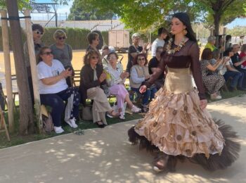 Modelo desfilando con vestido de materiales reciclados en San Javier