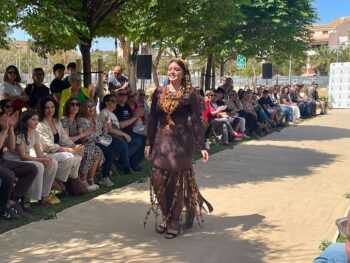 Modelo desfilando con vestido de piel de naranja en San Javier