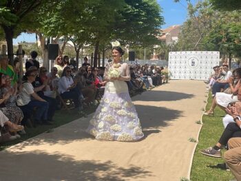 Modelo en pasarela con vestido de novia decorado con coliflor