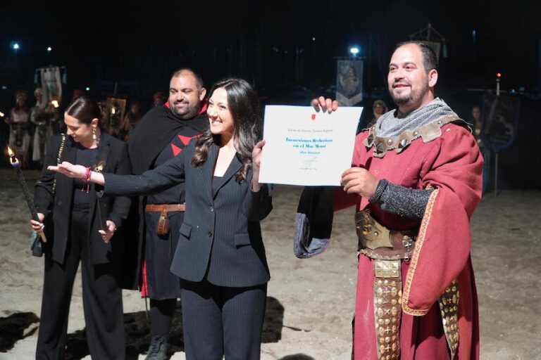 Ceremonia de encendido de la llama en Los Alcázares con participantes y autoridades.