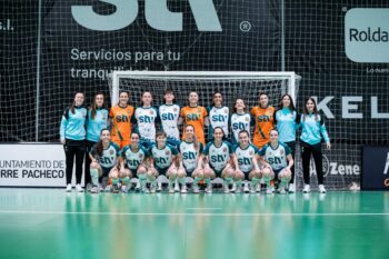 Equipo femenino de futsal STV Roldán posando en la cancha