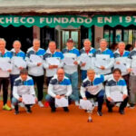 Equipo de tenis veteranos del Club de Tenis Torre Pacheco posando con trofeo y diplomas
