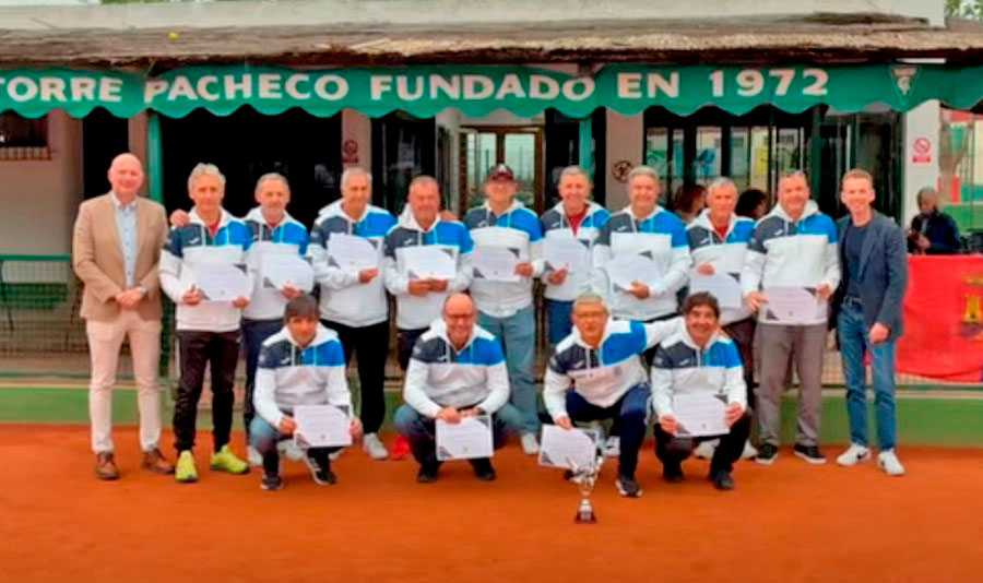 Equipo de tenis veteranos del Club de Tenis Torre Pacheco posando con trofeo y diplomas