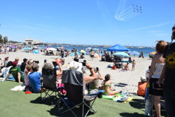 Multitud disfrutando del Festival Aéreo en la playa de San Javier