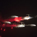 Aviones realizando acrobacias con humo y pirotecnia en el Festival Aéreo.