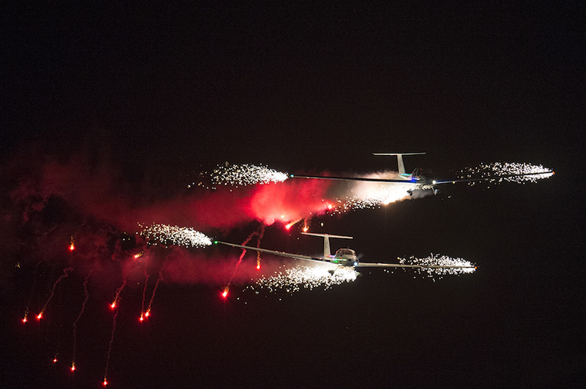 Aviones realizando acrobacias con humo y pirotecnia en el Festival Aéreo.