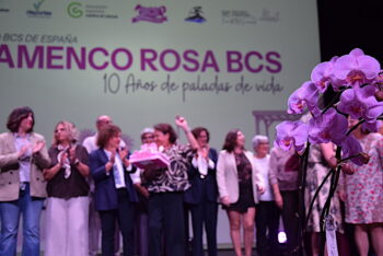 Celebración del décimo aniversario del equipo Flamenco Rosa BCS en un evento emotivo.