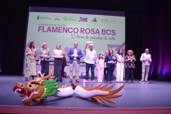 Celebración del décimo aniversario del equipo Flamenco Rosa BCS en un evento especial.