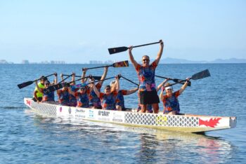 Equipo de flamencos rosas remando en el Mar Menor con entusiasmo.