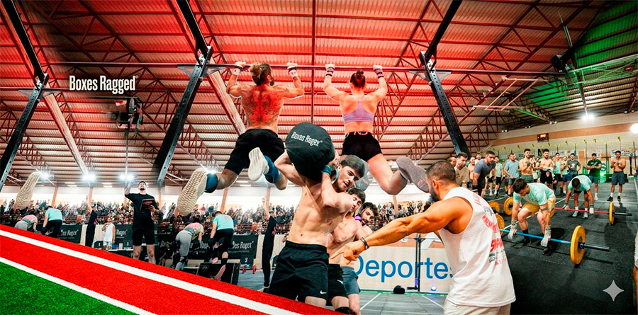 Atletas compitiendo en el Flamingo Invitational en el Pabellón 13 de Octubre