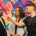 Tres personas conversando en la II Gala de los Premios Orgullo del Mar Menor 2026.