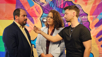 Tres personas conversando en la II Gala de los Premios Orgullo del Mar Menor 2026.