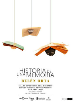 Escultura de libros colgantes en la exposición de Belén Orta.