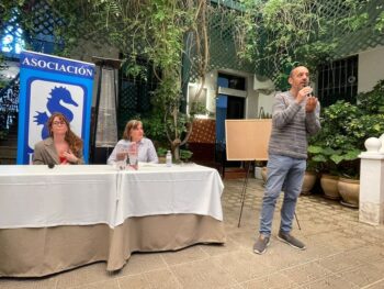 Ilu Ros hablando sobre su obra en un evento cultural