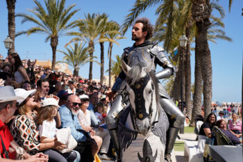 Caballero en armadura montando un caballo en evento histórico