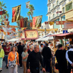 Multitud de personas en el mercado medieval de Los Alcázares