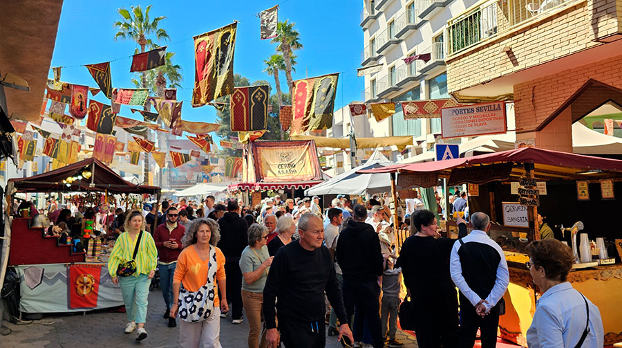 Multitud de personas en el mercado medieval de Los Alcázares