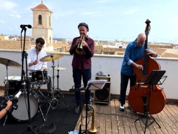 Músicos tocando jazz en un festival al aire libre