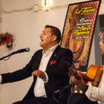 Juan Carmona canta en el Teatro Sebastián Escudero con guitarra