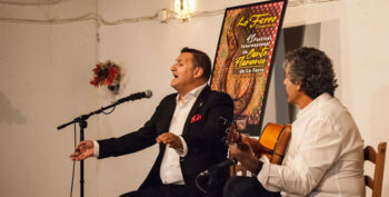 Juan Carmona canta en el Teatro Sebastián Escudero con guitarra
