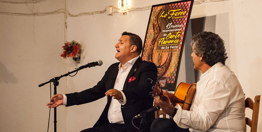Juan Carmona canta en el Teatro Sebastián Escudero con guitarra