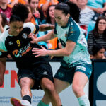 Jugadoras de fútbol sala compitiendo en un partido intenso
