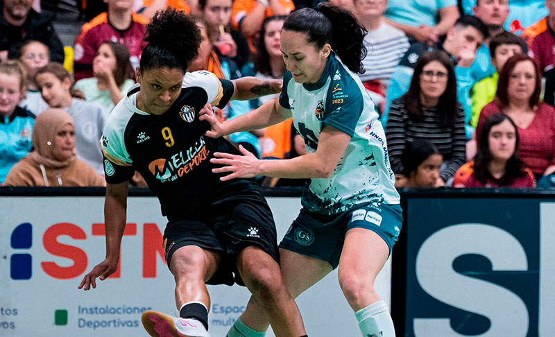 Jugadoras de fútbol sala compitiendo en un partido intenso