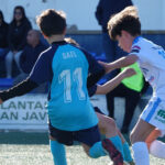 Dos jóvenes futbolistas compiten en un partido de fútbol base en San Javier
