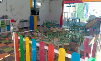 Espacio de LudoSport en San Javier con mesas y sillas coloridas