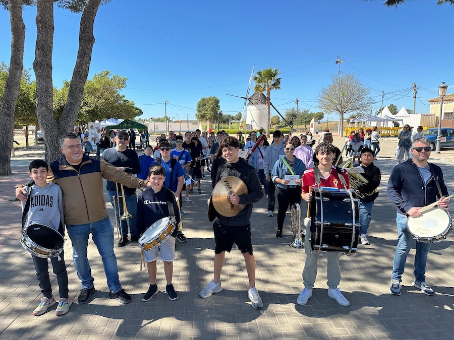 Grupo de personas con instrumentos musicales en Torre Pacheco