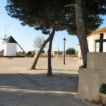 Vista del molino y la plaza en el Mar Menor