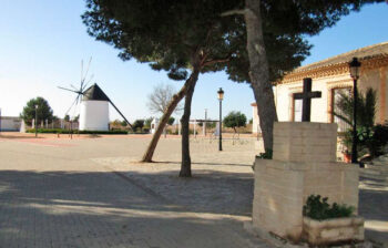 Vista del molino y la plaza en el Mar Menor