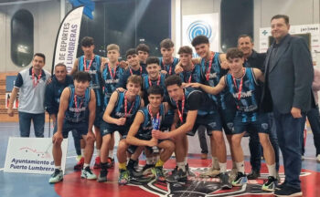 Equipo Marme Autoescuela Los Alcázares con medallas tras el subcampeonato