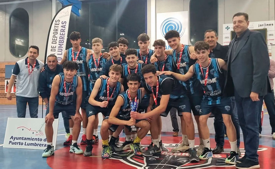 Equipo Marme Autoescuela Los Alcázares con medallas tras el subcampeonato