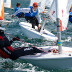 Regatistas compitiendo en el Campeonato de Europa de Vela ILCA 4 en el Mar Menor