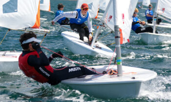 Regatistas compitiendo en el Campeonato de Europa de Vela ILCA 4 en el Mar Menor