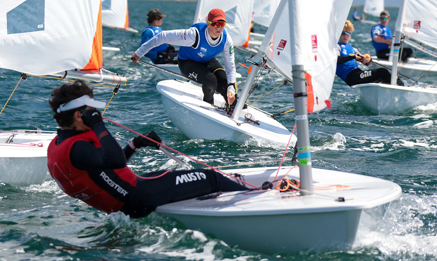 Regatistas compitiendo en el Campeonato de Europa de Vela ILCA 4 en el Mar Menor
