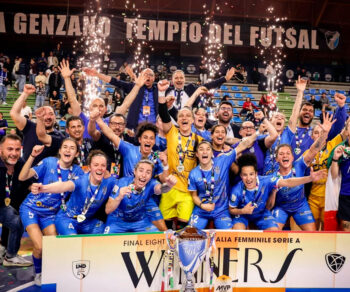 Marta Peñalver y el equipo celebrando la victoria en la Copa de Italia de fútbol sala
