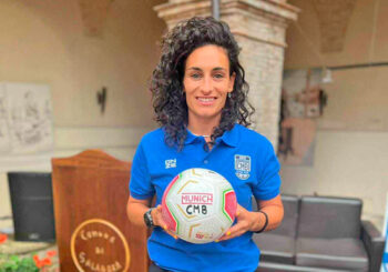 Marta Peñalver sosteniendo un balón de fútbol sala del CMB Futsal Team