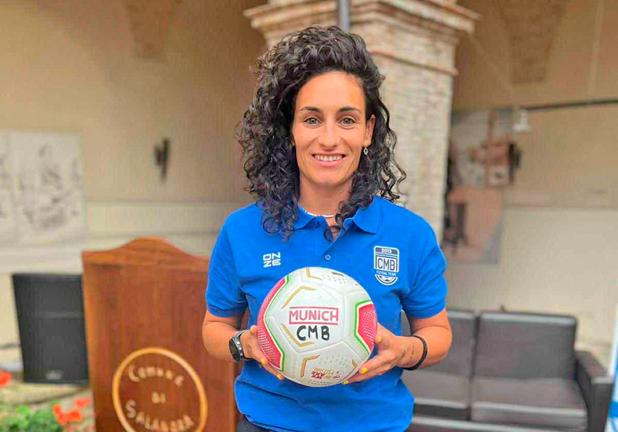 Marta Peñalver sosteniendo un balón de fútbol sala del CMB Futsal Team