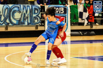 Marta Peñalver en acción durante un partido de fútbol sala en Italia.