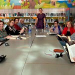 Grupo de mayores leyendo en la Biblioteca Pública Municipal de Torre Pacheco.