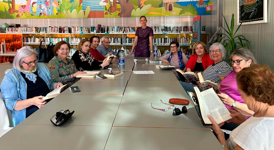 Grupo de mayores leyendo en la Biblioteca Pública Municipal de Torre Pacheco.