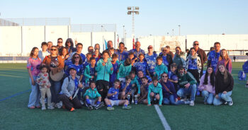 Grupo de jóvenes futbolistas y sus padres en el IX Memorial José Félix Bueno Pastor