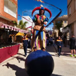 Acróbata sobre una bola en el Mercado Medieval de Los Alcázares